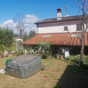 Terratetto d’angolo con giardino e porticato